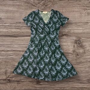 Like New- Lark & Ro Dark Green Dress with Light‎ Blue Floral Pattern Size 8.